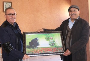 Dr Abdelhamid Hamal recevant un souvenir du CRRA Meknès des mains du Dr A. Bentaïbi (Chef du CRRA Meknès)