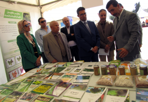 الباحث عبد الرحيم السحات (مصلحة البحث والتنمية) يستقبل الوفد الرسمي برئاسة السيد عامل إقليم تاونات والسيد رئيس الغرفة الفلاحية لجهة فاس-مكناس